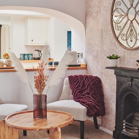 The Lansdowne Guest House Bourton-on-the-Water Extérieur photo A fireplace in a home