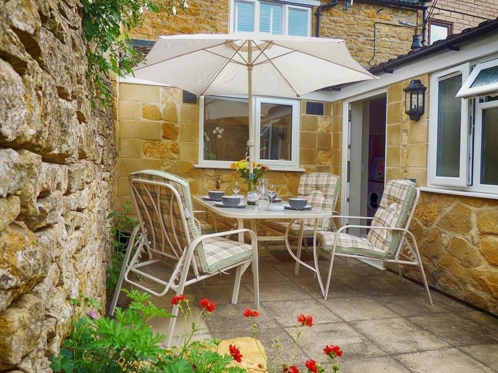 The Lansdowne Guest House Bourton-on-the-Water Extérieur photo The courtyard at The Old Post Office