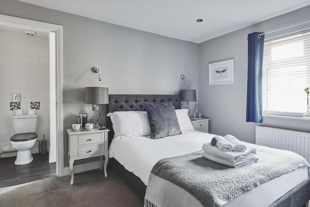 The Lansdowne Guest House Bourton-on-the-Water Extérieur photo A bedroom at The Old Post Office