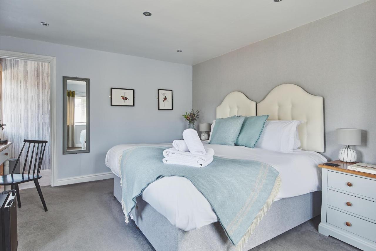 The Lansdowne Guest House Bourton-on-the-Water Extérieur photo A bedroom at The Old Post Office