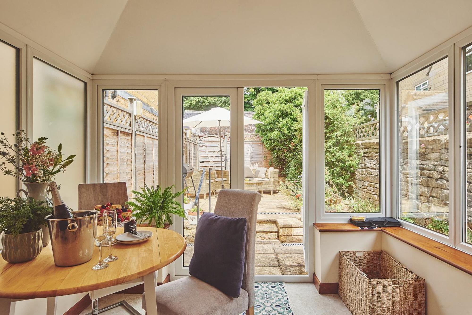 The Lansdowne Guest House Bourton-on-the-Water Extérieur photo Interior of a conservatory
