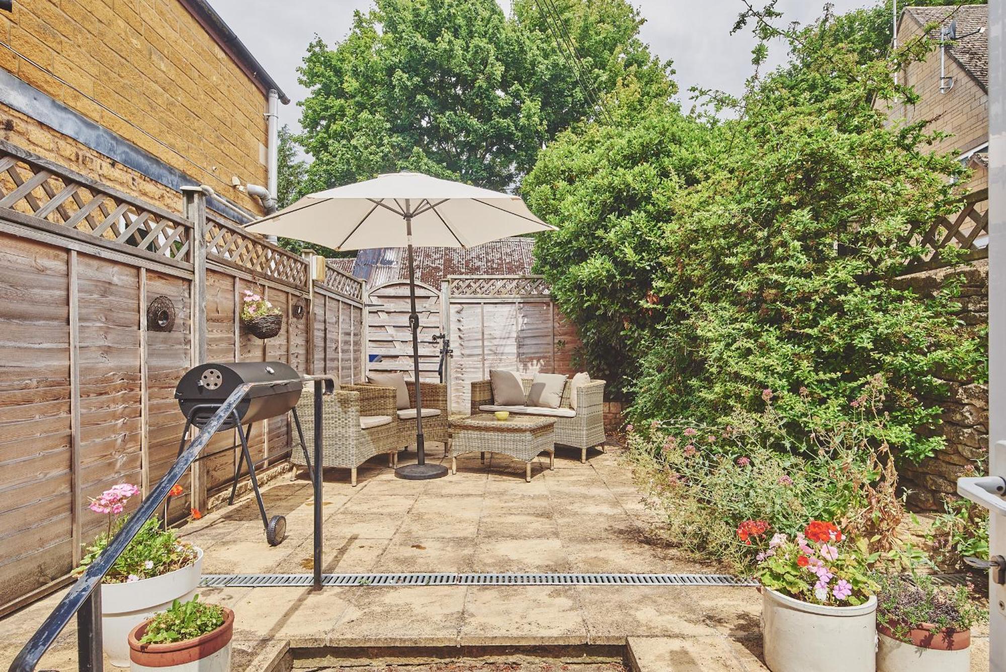 The Lansdowne Guest House Bourton-on-the-Water Extérieur photo A typical garden in the UK