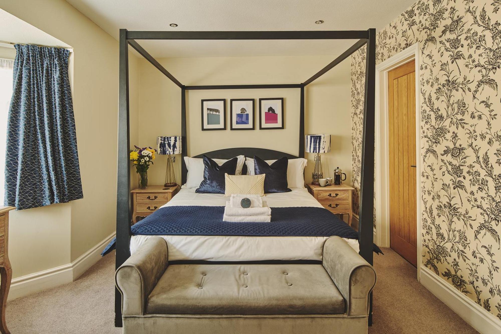 The Lansdowne Guest House Bourton-on-the-Water Chambre photo A bedroom at The Old Vicarage