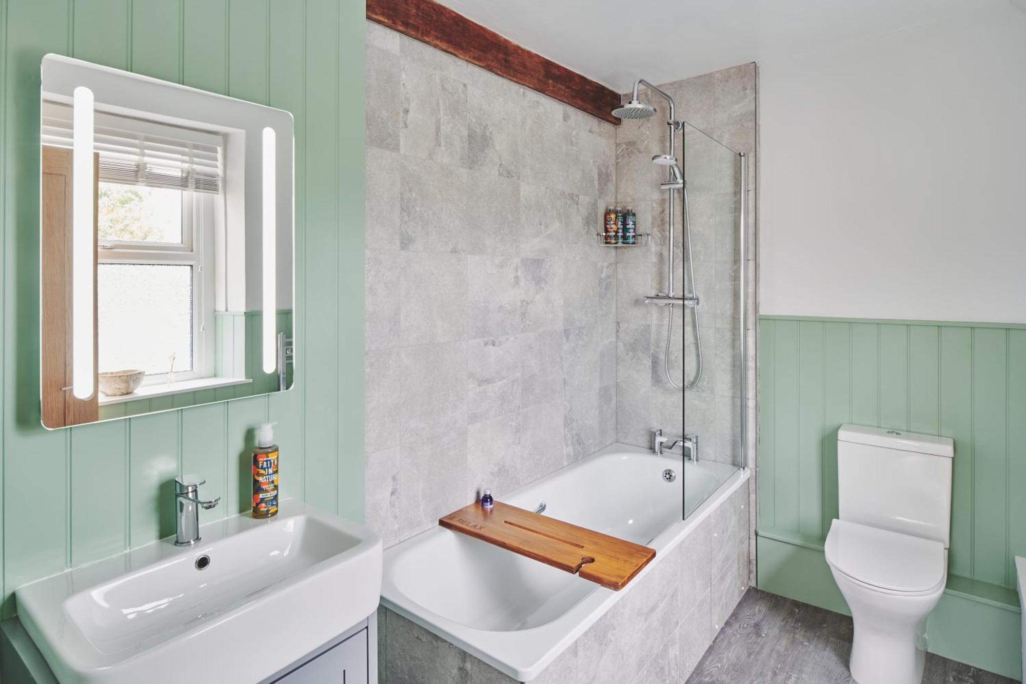 The Lansdowne Guest House Bourton-on-the-Water Extérieur photo Bathroom with shower over bath