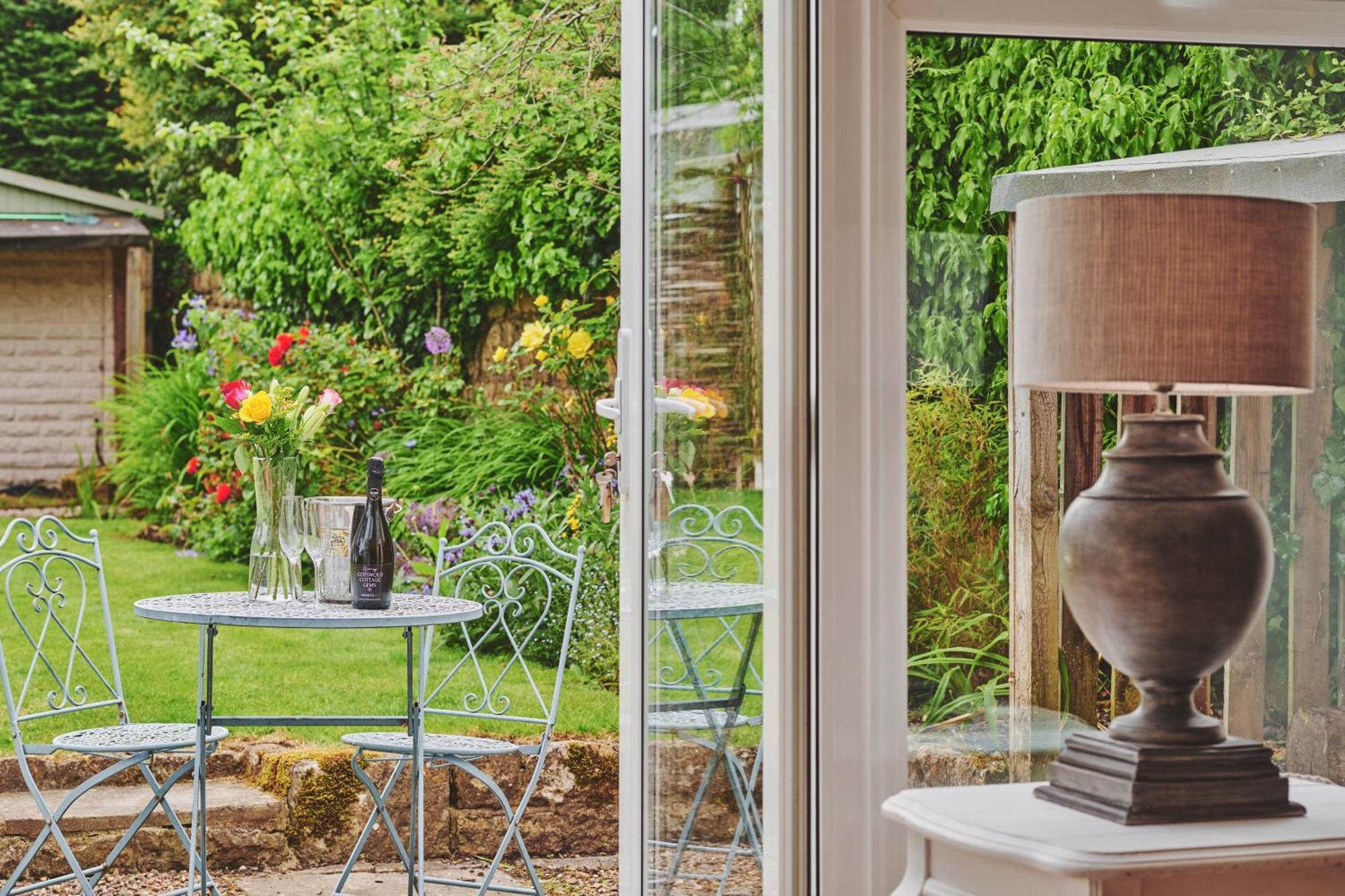 The Lansdowne Guest House Bourton-on-the-Water Extérieur photo A view of the garden from the living room