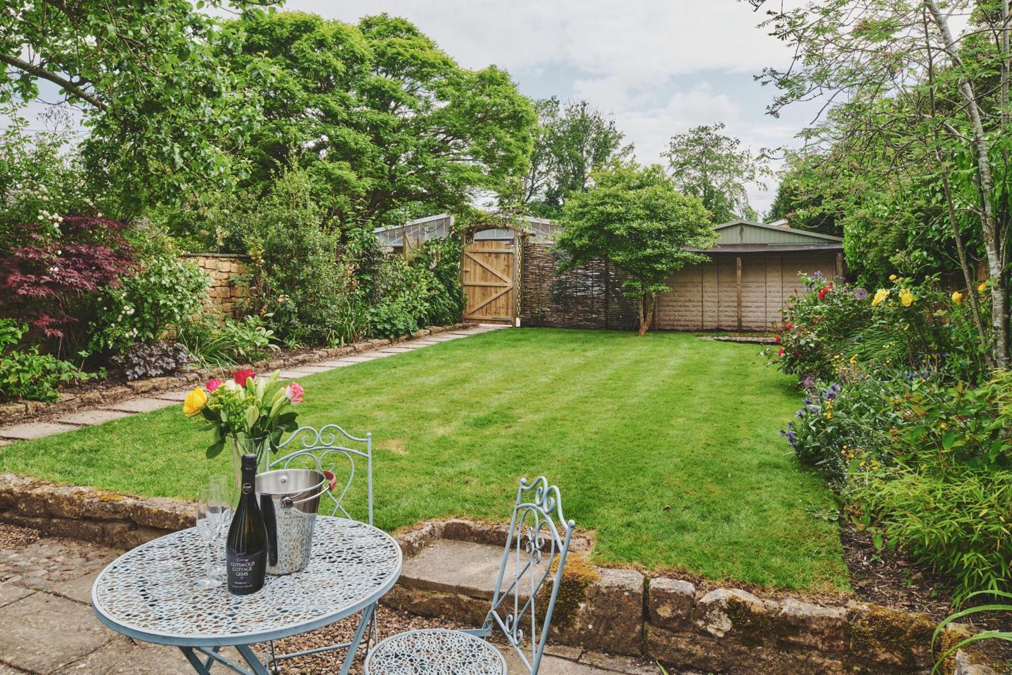 The Lansdowne Guest House Bourton-on-the-Water Extérieur photo The garden of a typical English cottage