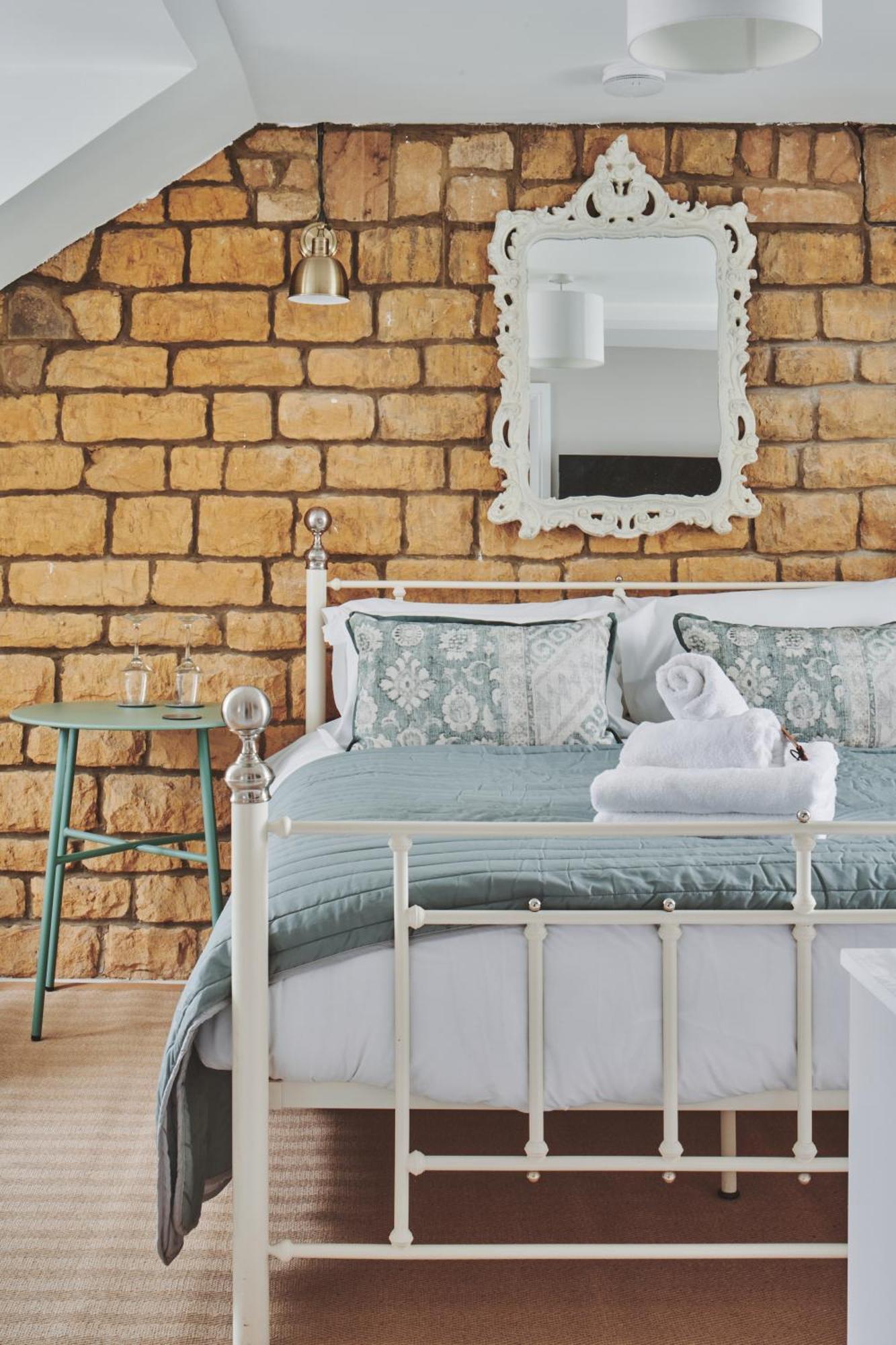 The Lansdowne Guest House Bourton-on-the-Water Extérieur photo A bed with a duvet