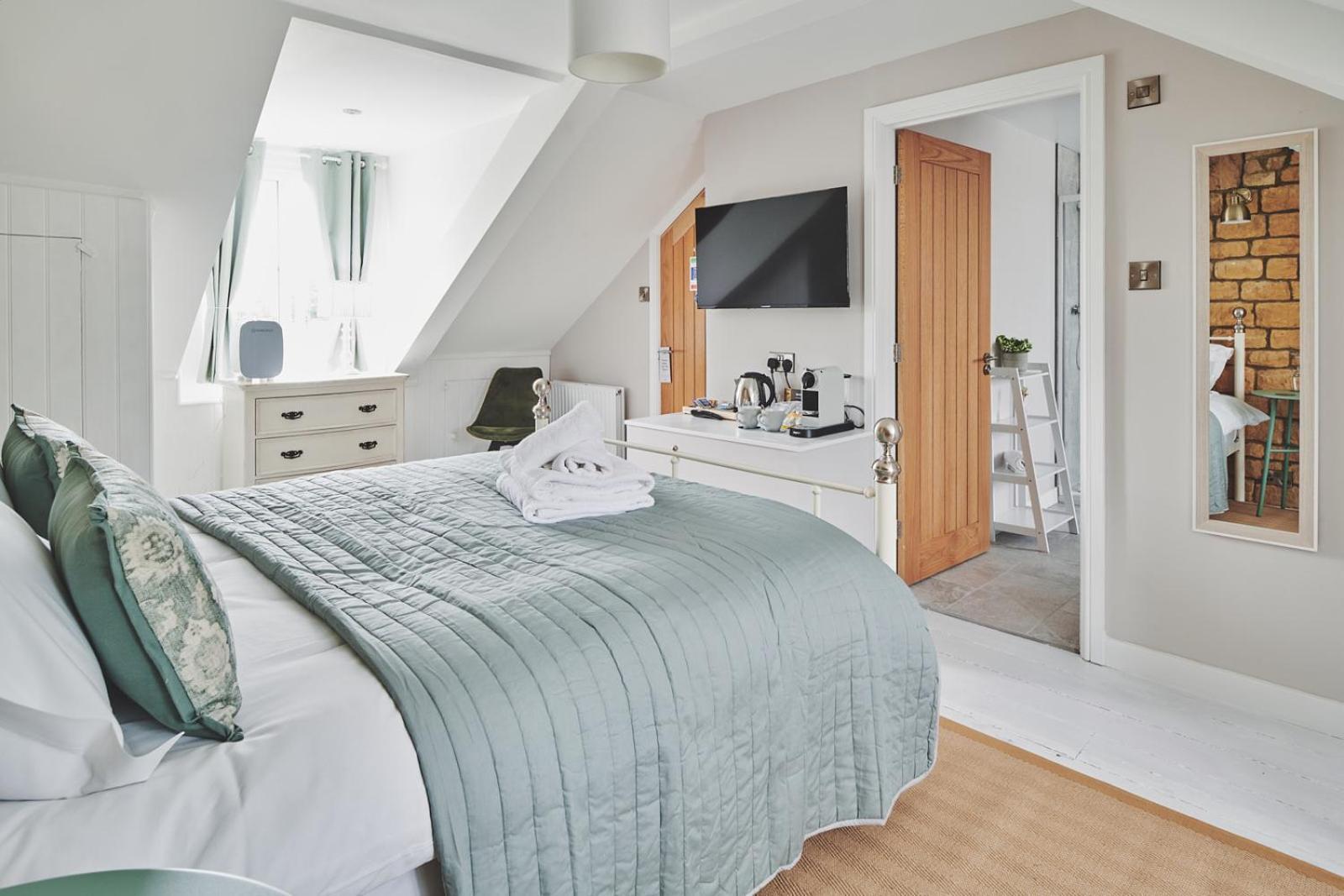 The Lansdowne Guest House Bourton-on-the-Water Extérieur photo A bedroom at The Old Mill