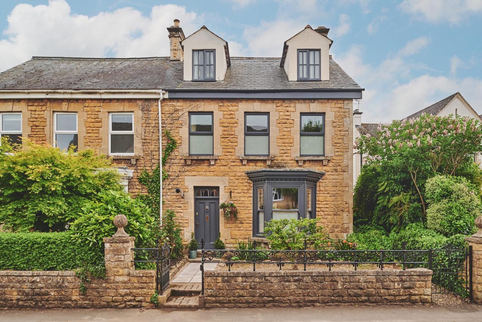 The Lansdowne Guest House Bourton-on-the-Water Extérieur photo The former station building