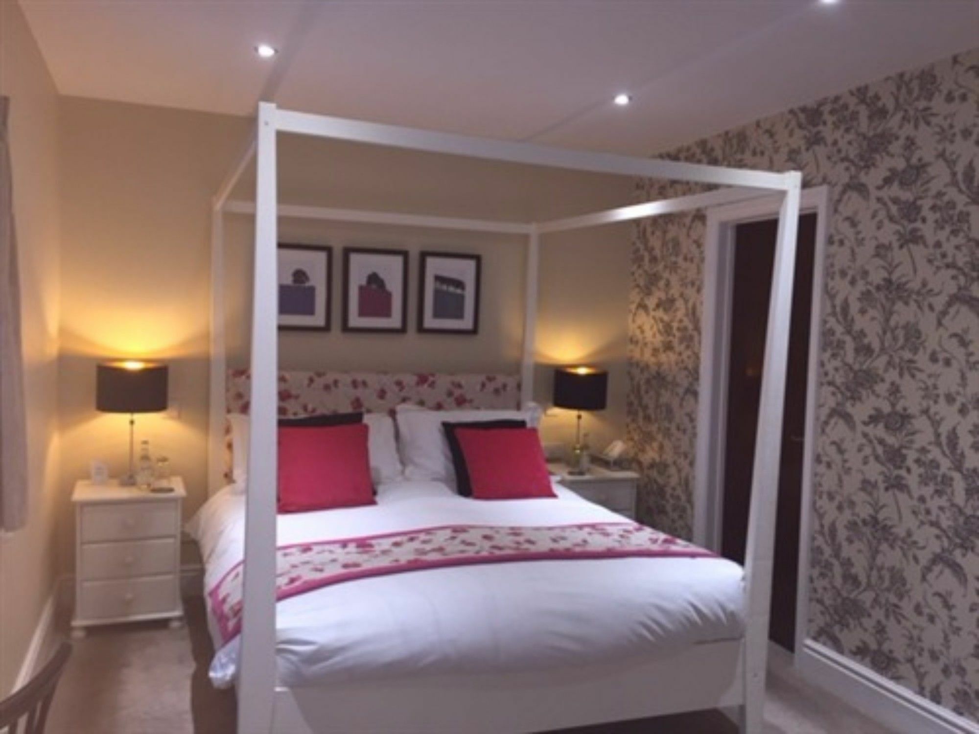The Lansdowne Guest House Bourton-on-the-Water Extérieur photo A bedroom at the hotel
