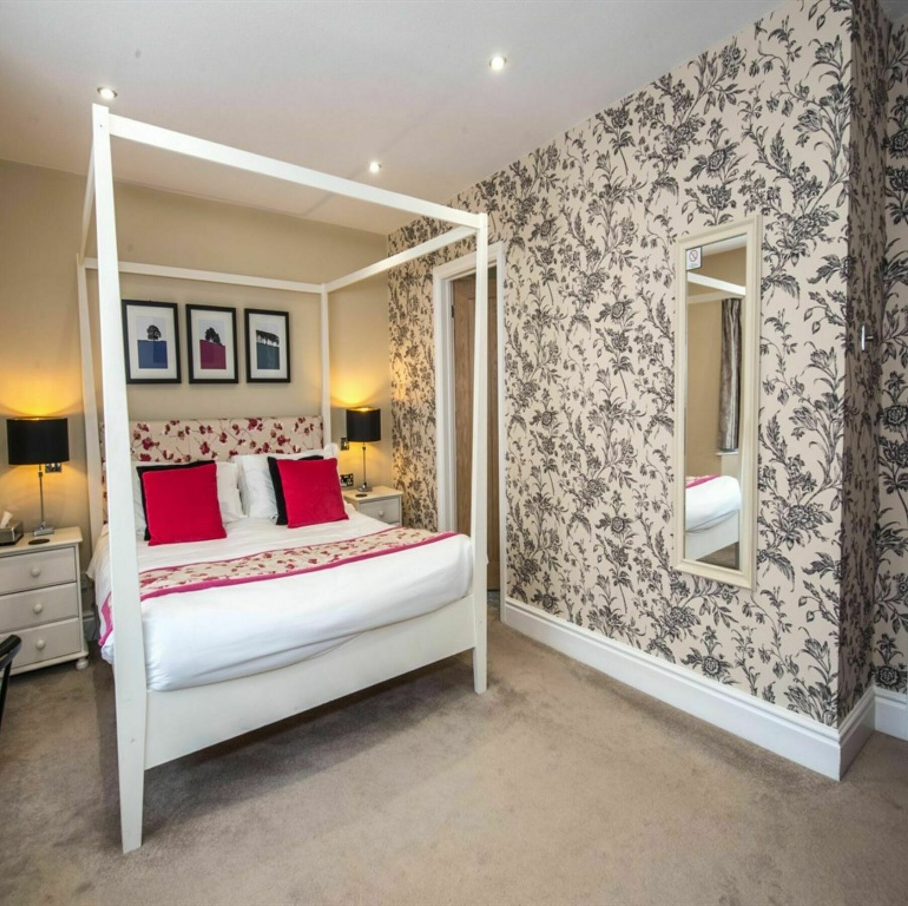 The Lansdowne Guest House Bourton-on-the-Water Extérieur photo A bedroom at The Swan Hotel