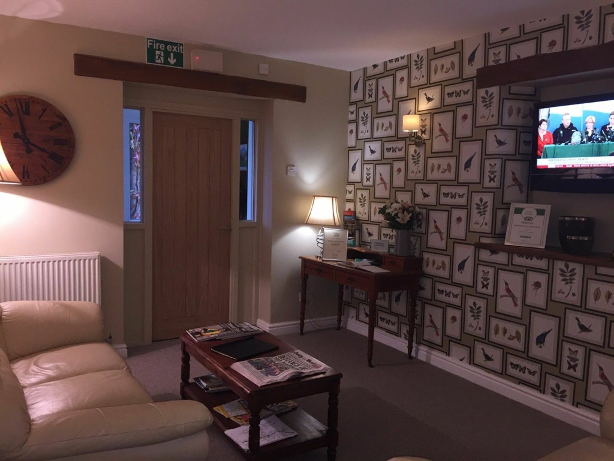 The Lansdowne Guest House Bourton-on-the-Water Extérieur photo The waiting room at the practice