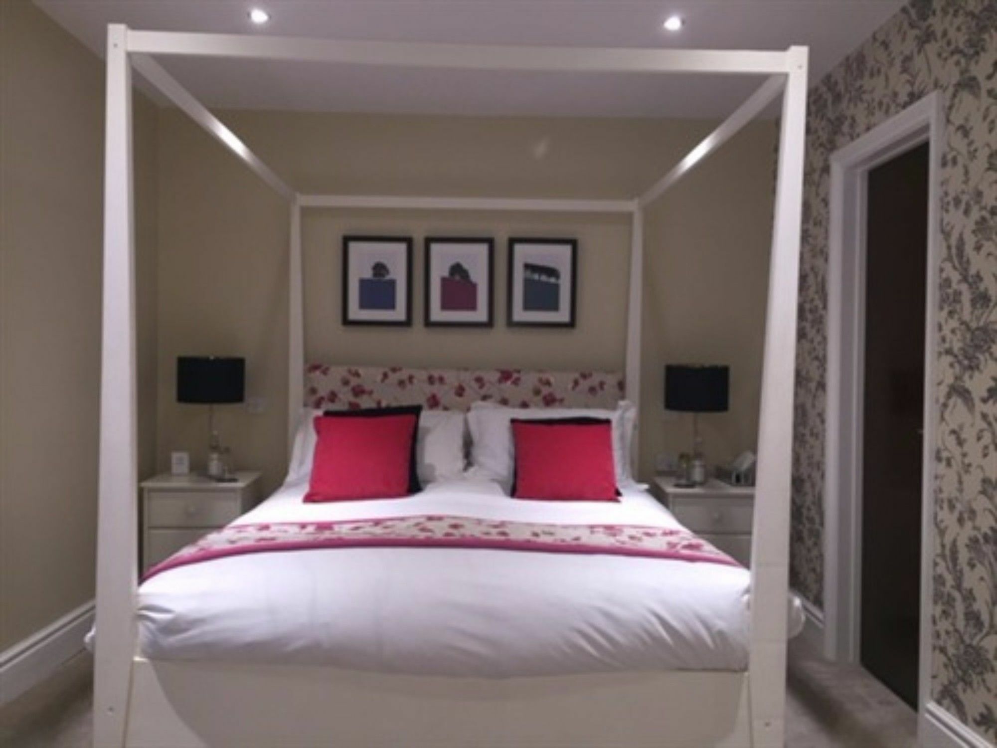 The Lansdowne Guest House Bourton-on-the-Water Extérieur photo A bedroom at the hotel